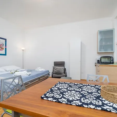 Guesthost - Nest In The Apartmán