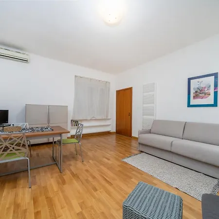 Guesthost - Nest In The *